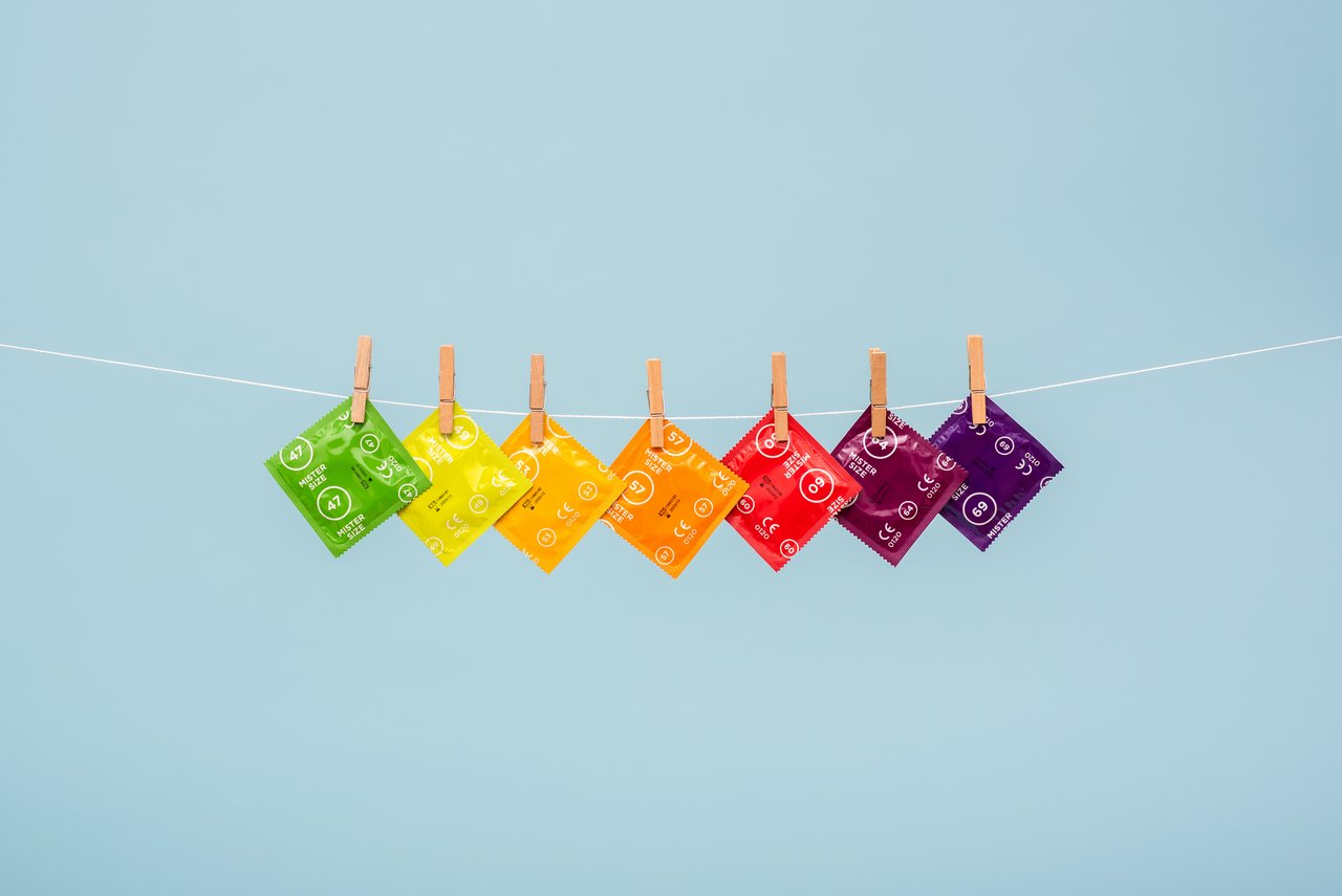 7 različitih veličina kondoma od Mister Size na užetu za rublje