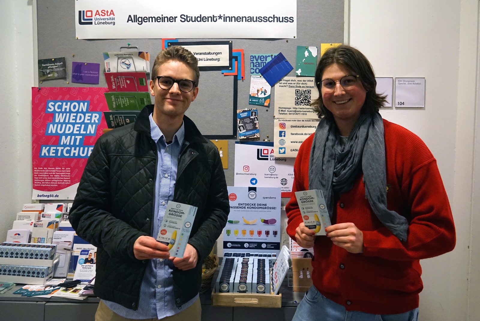 Luis iz Spondomsa (lijevo) otvara besplatni dozator kondoma zajedno s Maxom iz AStA Sveučilišta Leuphana Lüneburg (desno).