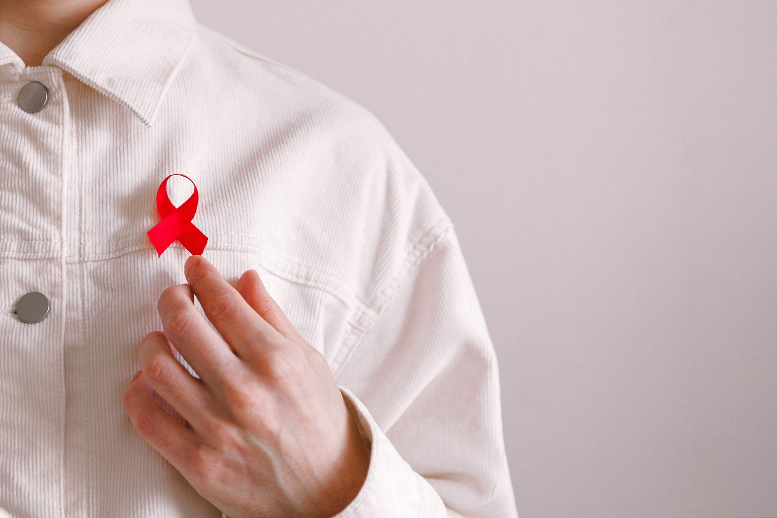 Čovjek s crvenom mašnom na košulji za Svjetski dan borbe protiv AIDS-a