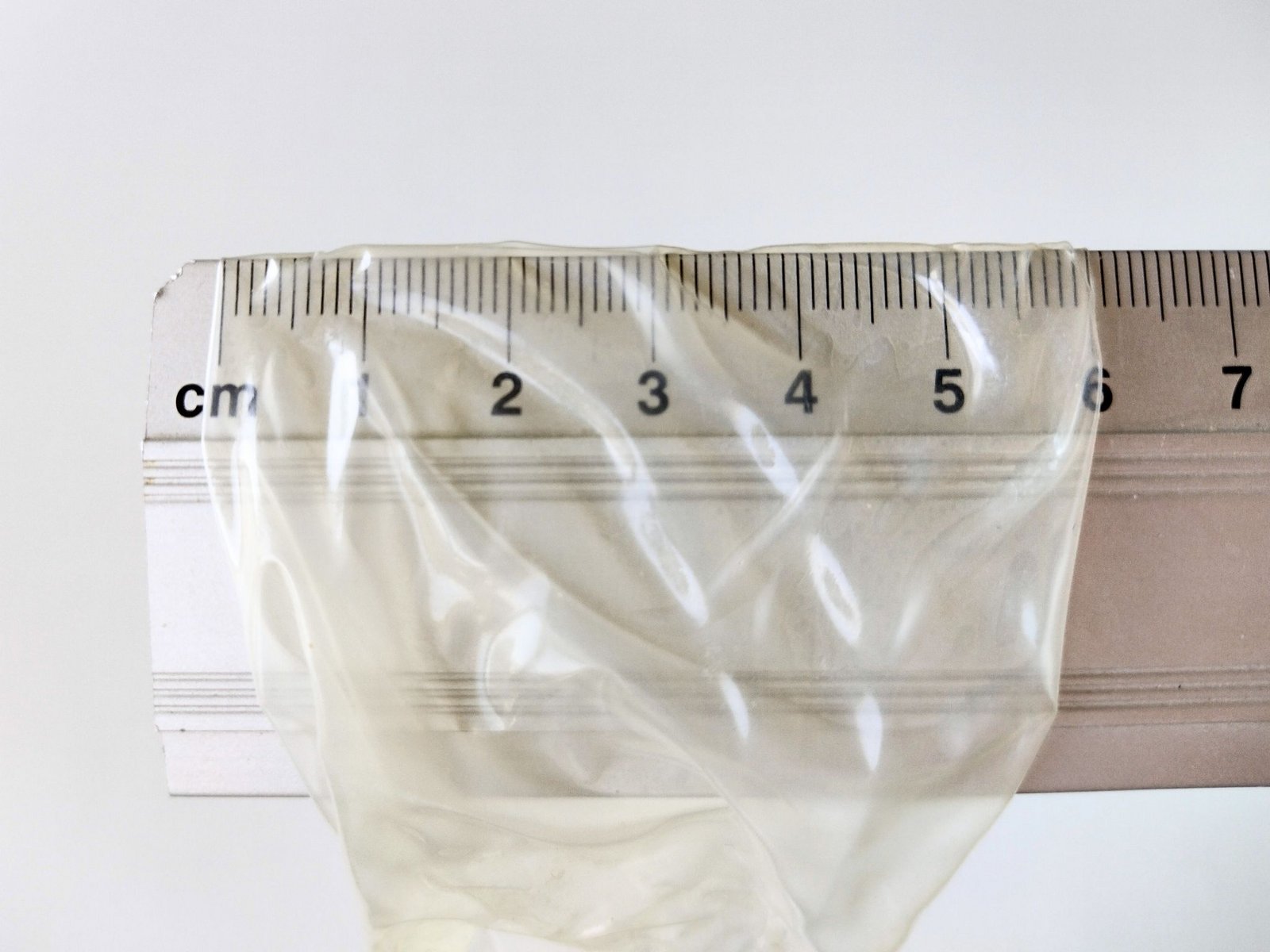 Nazivna širina kondoma mjerena ravnalom