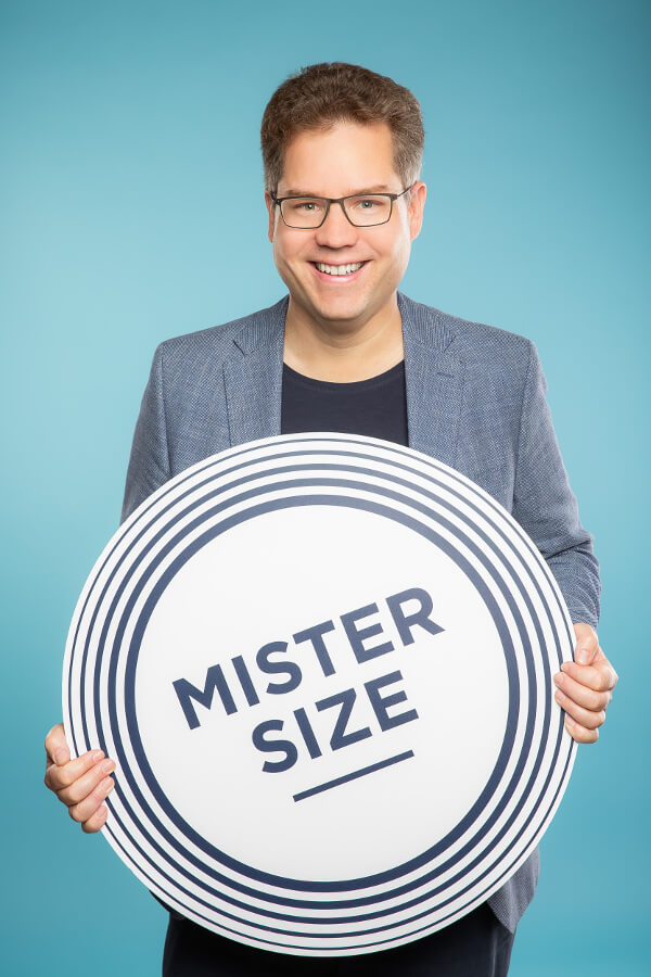 Jan Vinzenz Krause s logotipom MISTER SIZE